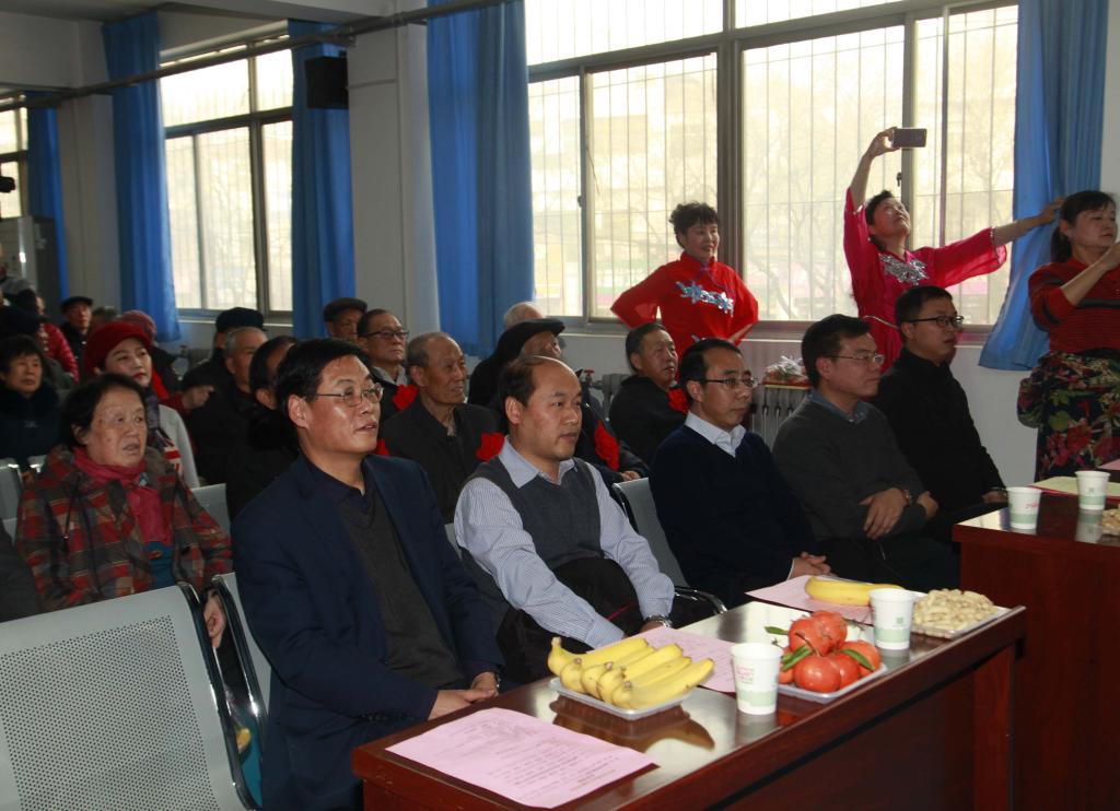 学院领导与离退休职工共同观看演出