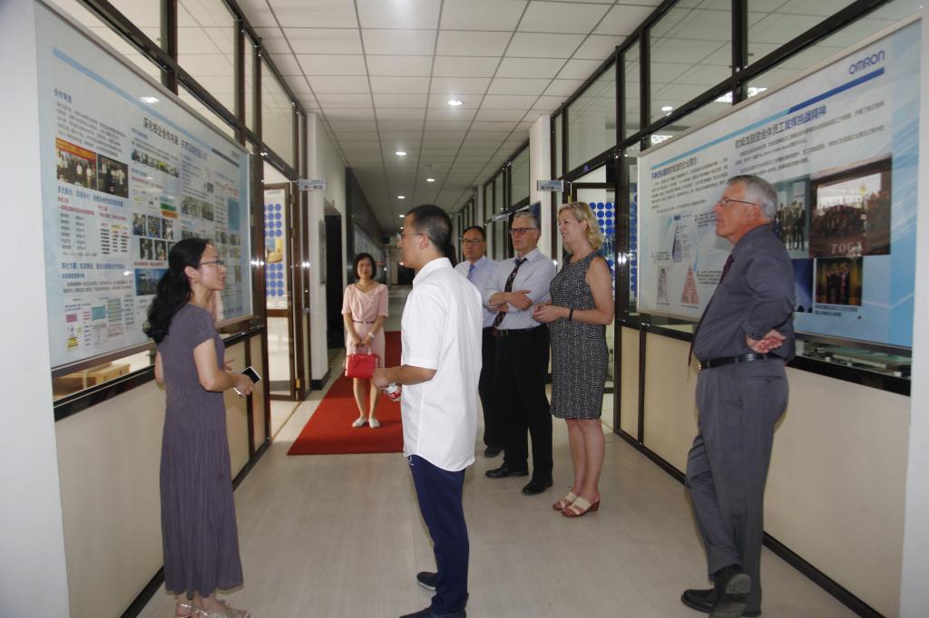 来宾一行参观我院实训基地