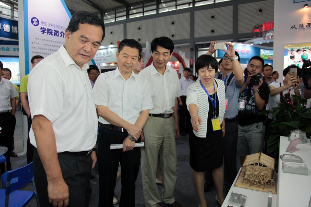 省委高教工委书记李仲为、省教育厅厅长李兴旺参观我院学生技能作品