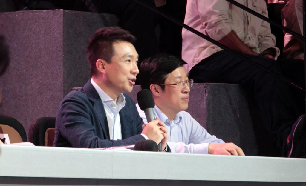 接受评委康辉的点评