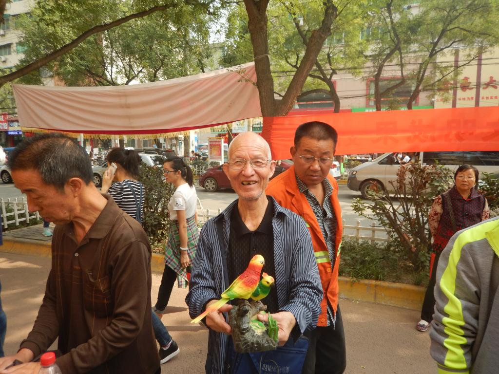 电器维修协会志愿者服务队为文汇路街道办居民维修家电