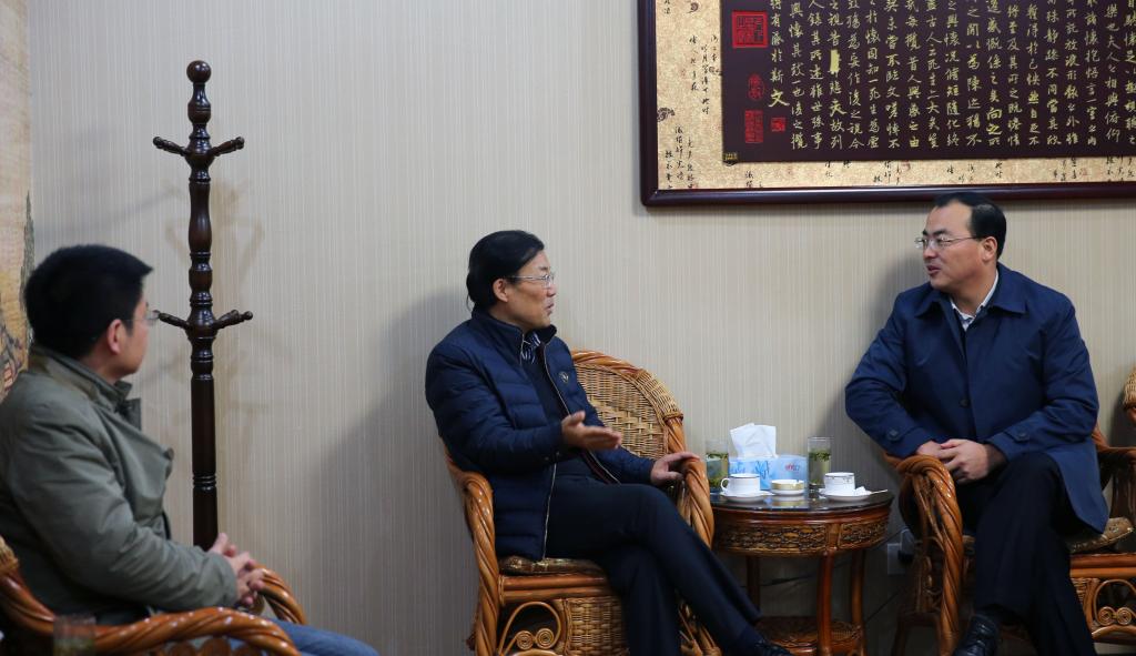 讲座前,党委副书记王天哲与徐永胜座谈