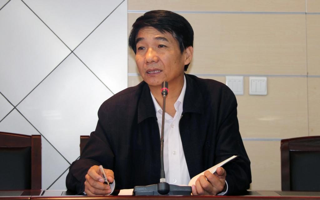 党委书记崔岩主持学习并讲话