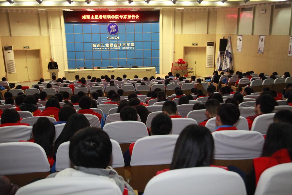 教职工、学生志愿者代表400多人参加了揭牌暨授旗仪式