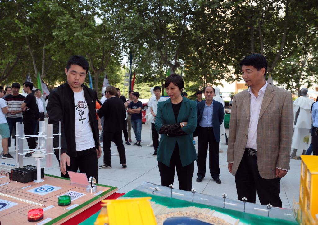 学院领导听取信息学院学生介绍