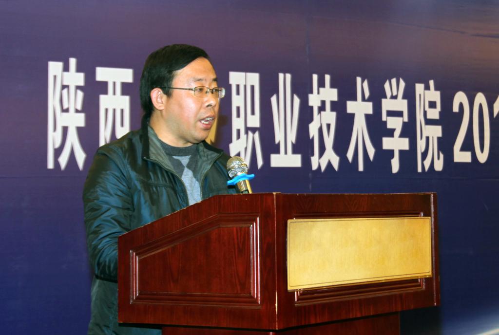 省教育厅学生处副处长张金玉讲话