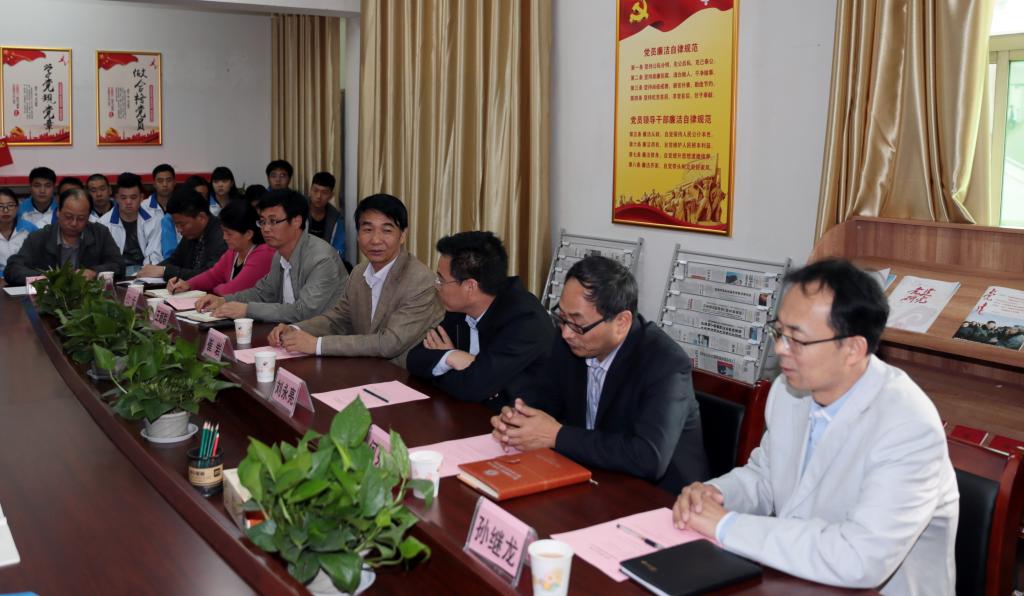 学院领导、学生工作分党委相关通知、学生党员代表30余人参加会议