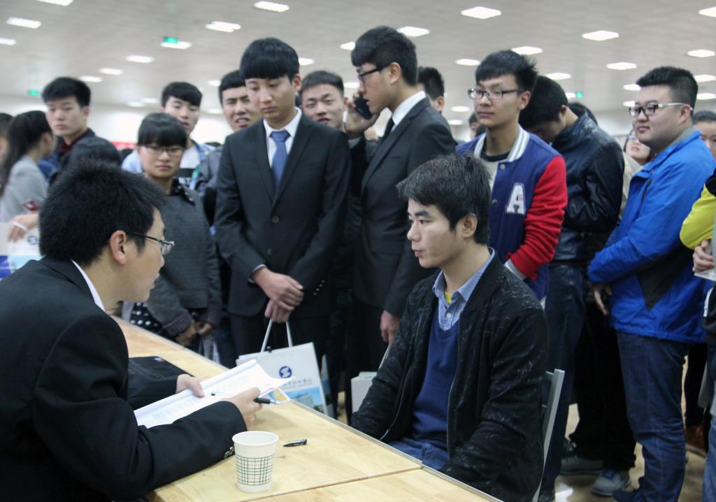 毕业生与用人单位双向选择,寻找心仪的工作岗位