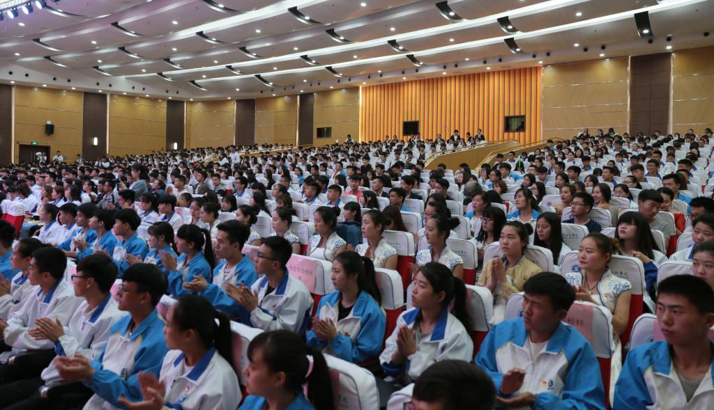 1200余名师生参加会议