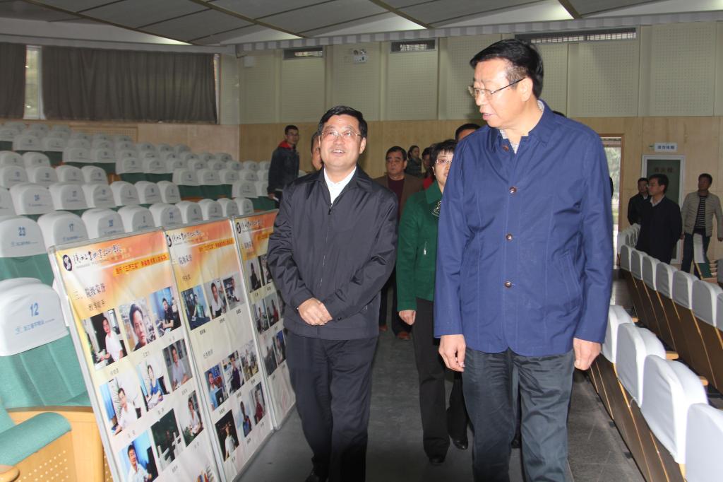 贺书田书记一行