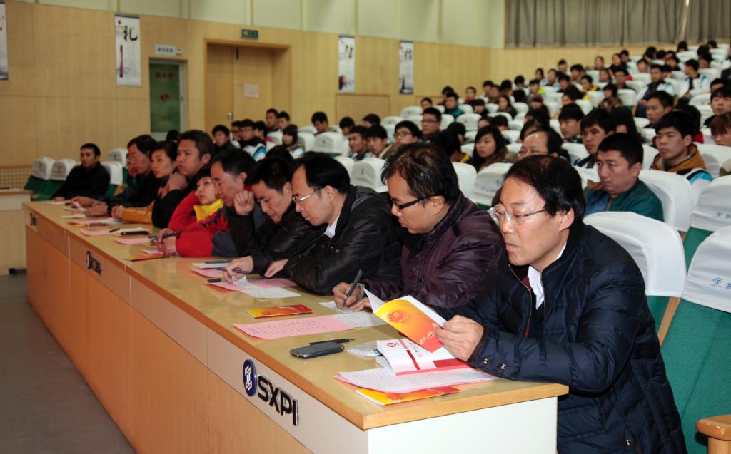 党委副书记、党校校长王天哲和400余名入党积极分子观看比赛