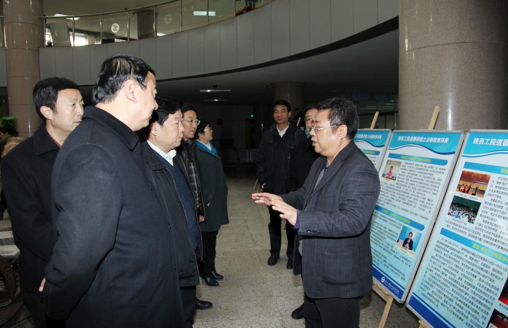 检查组及市区领导一行听取党委书记邓志辉讲解