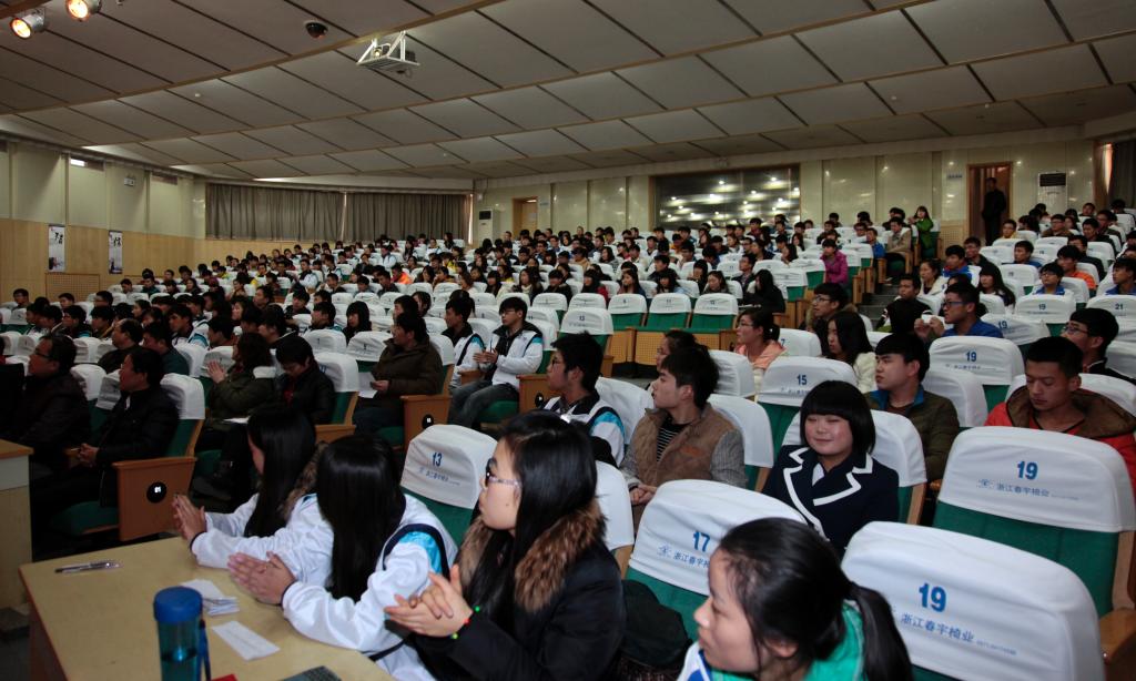 400余名入党积极分子现场接受教育