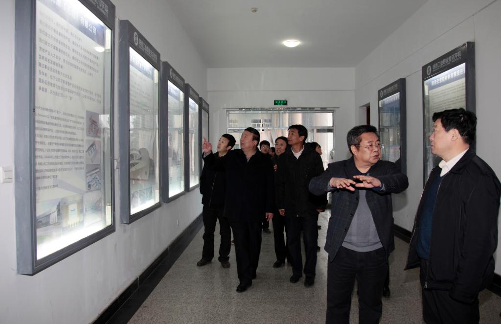 检查组及市区领导一行查看企业文化长廊