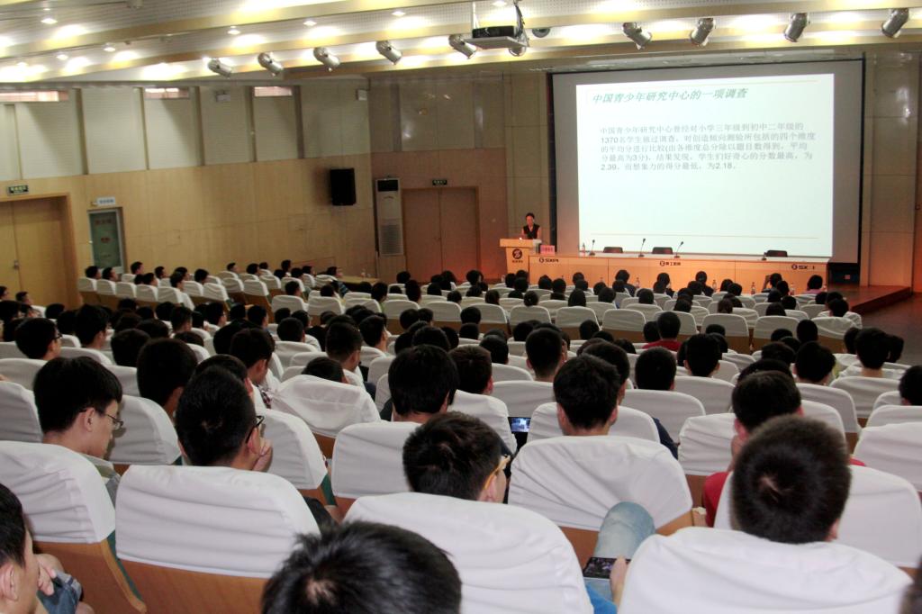 全体思政教师、部分二级学院学生到场听讲