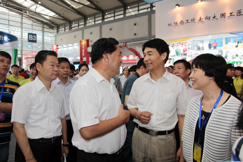 省委高教工委书记李仲为、省教育厅厅长李兴旺与学院领导亲切交流