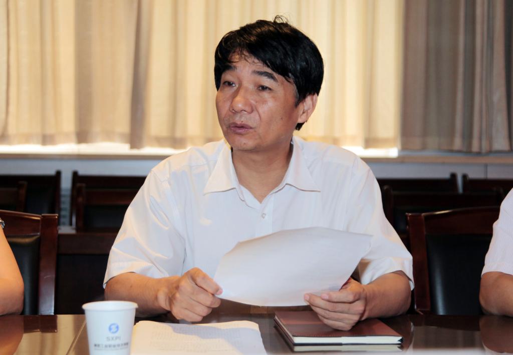 党委书记崔岩主持会议并讲话