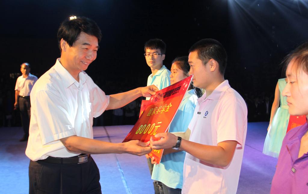 党委书记崔岩为受表彰学生颁奖