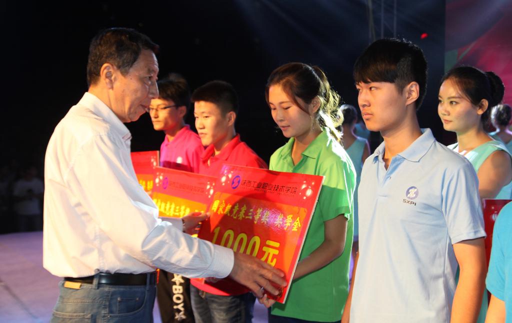 院务助理曹瑜强为受表彰学生颁奖