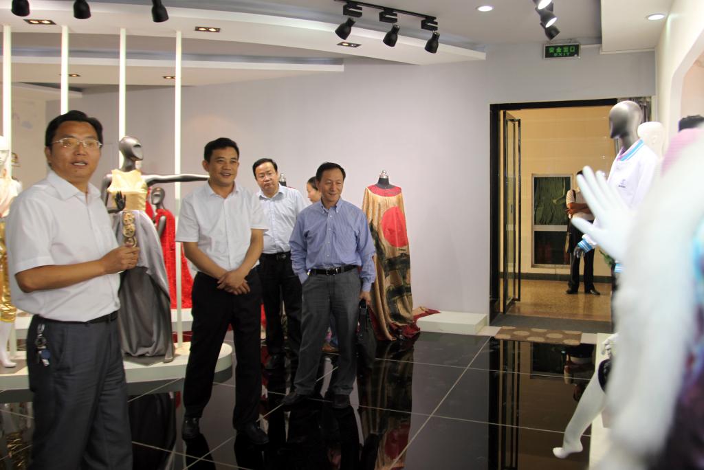 王紫贵副厅长一行考察服装实训基地