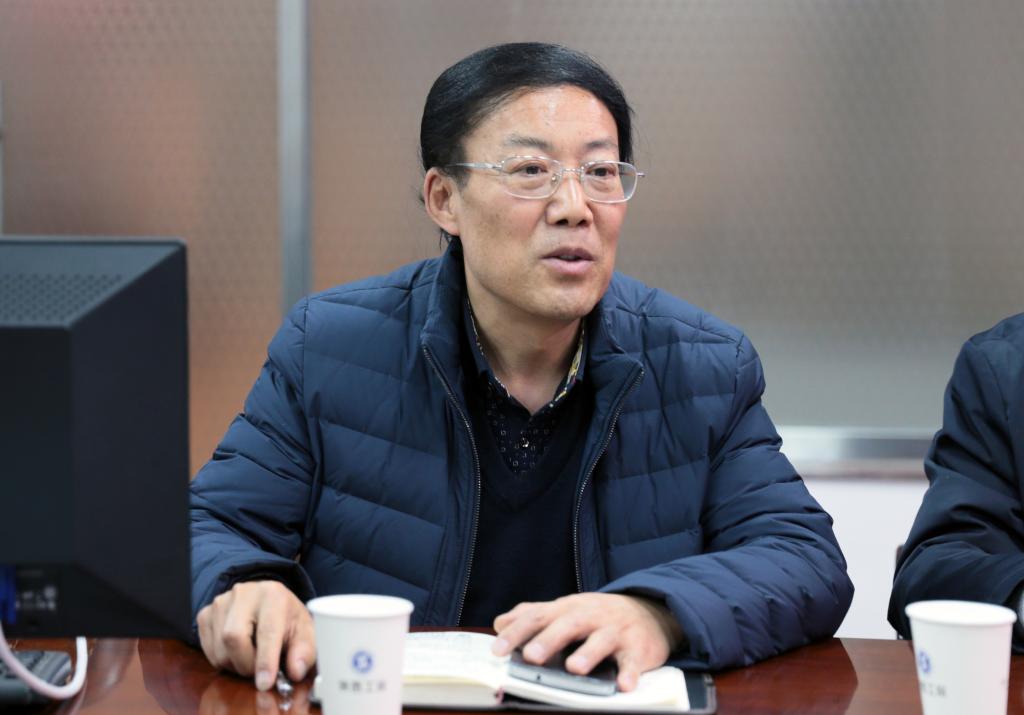 党委副书记王天哲主持座谈会