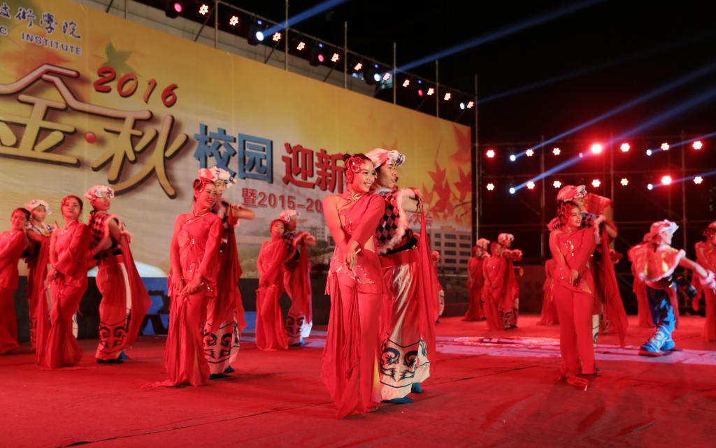 舞蹈《天地秧歌》