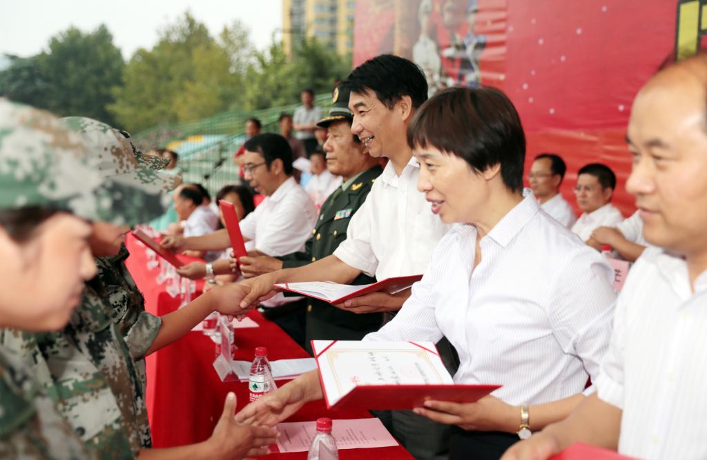 与会领导为军训先进班集体、先进个人和优秀教官颁奖