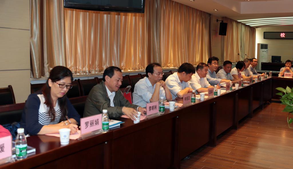 企业代表与学院相关部门负责同志参加座谈