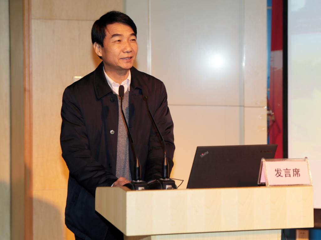 中国高等职业技术教育研究会副会长、陕西省职教学会会长、我院党委书记崔岩作专题报告