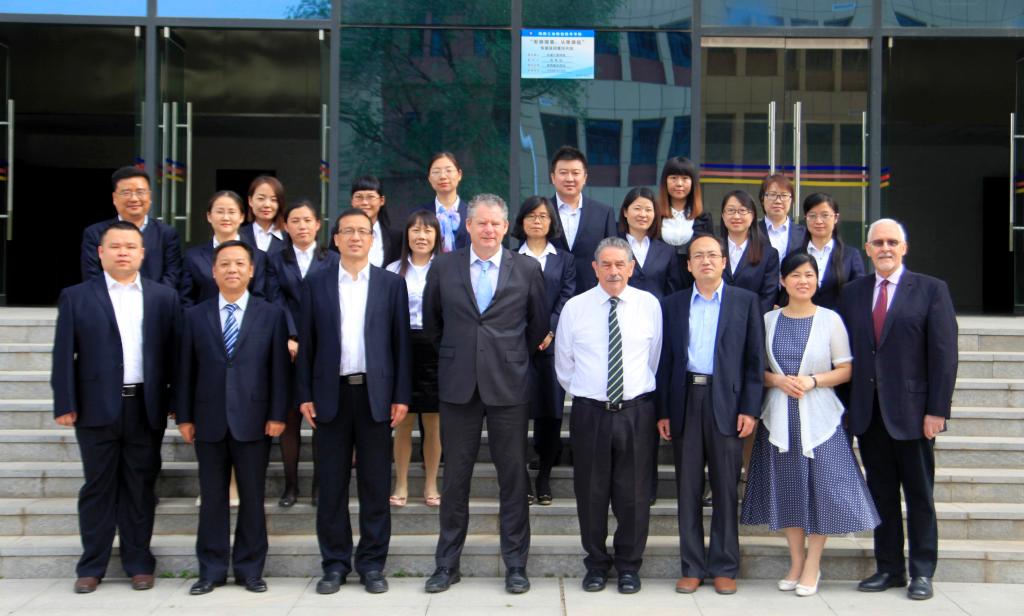 与会领导与参训教师合影留念