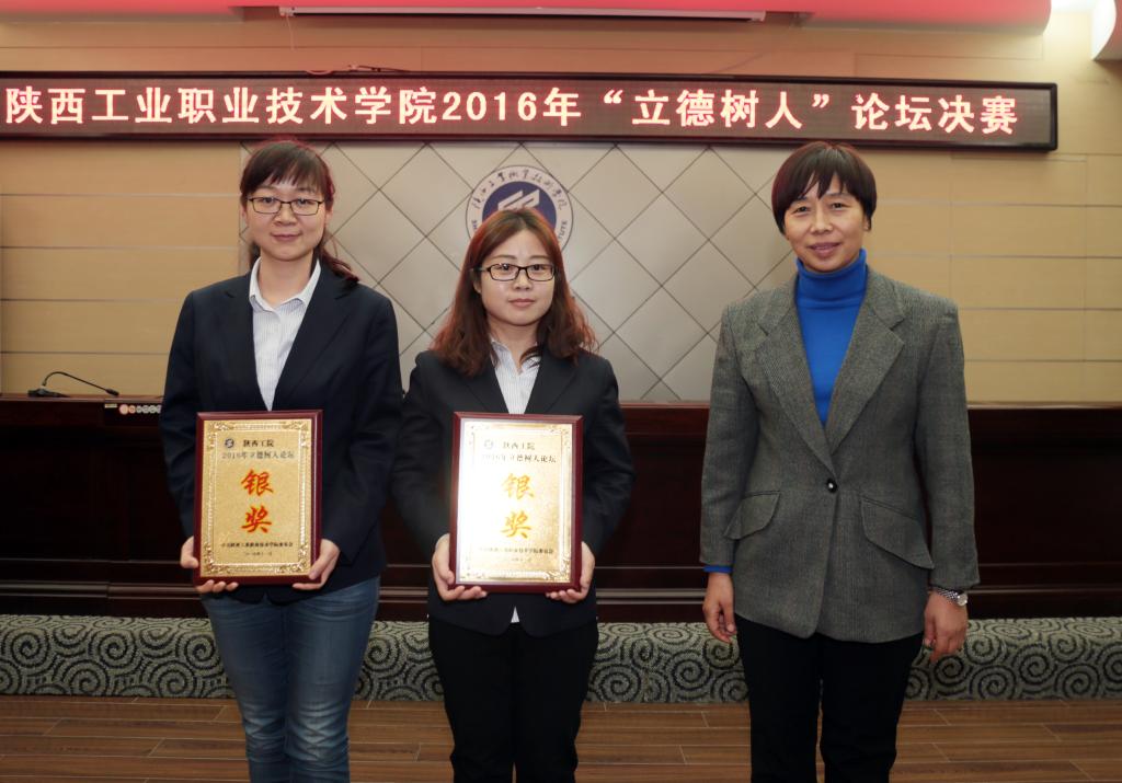 院长张晓云为获得银奖的选手颁奖