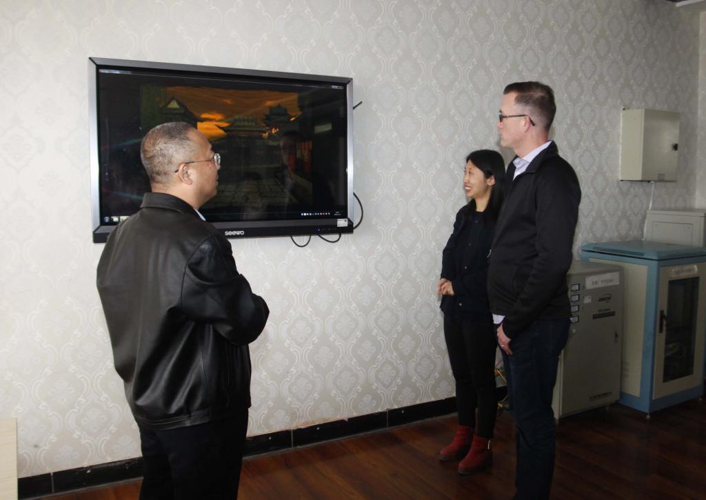 杰夫•布拉德主任一行参观信息工程学院实训基地