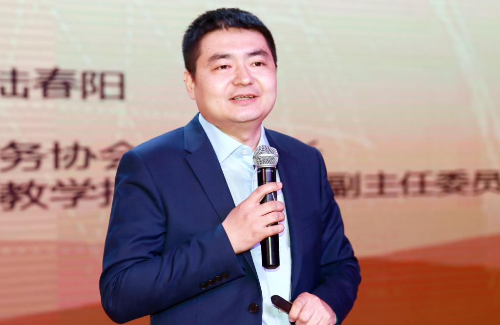 中国电子商务协会副理事长、全国电商行指委副主任委员陆春阳作专指委工作报告