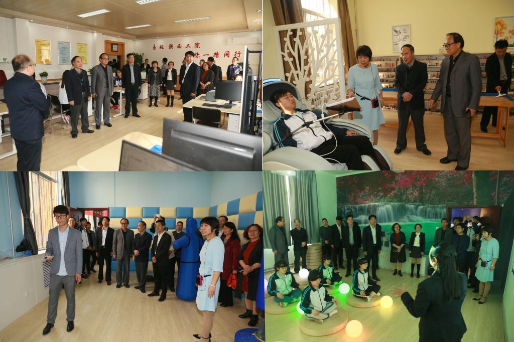 全体参会人员观摩易班发展中心和大学生心理健康教育中心