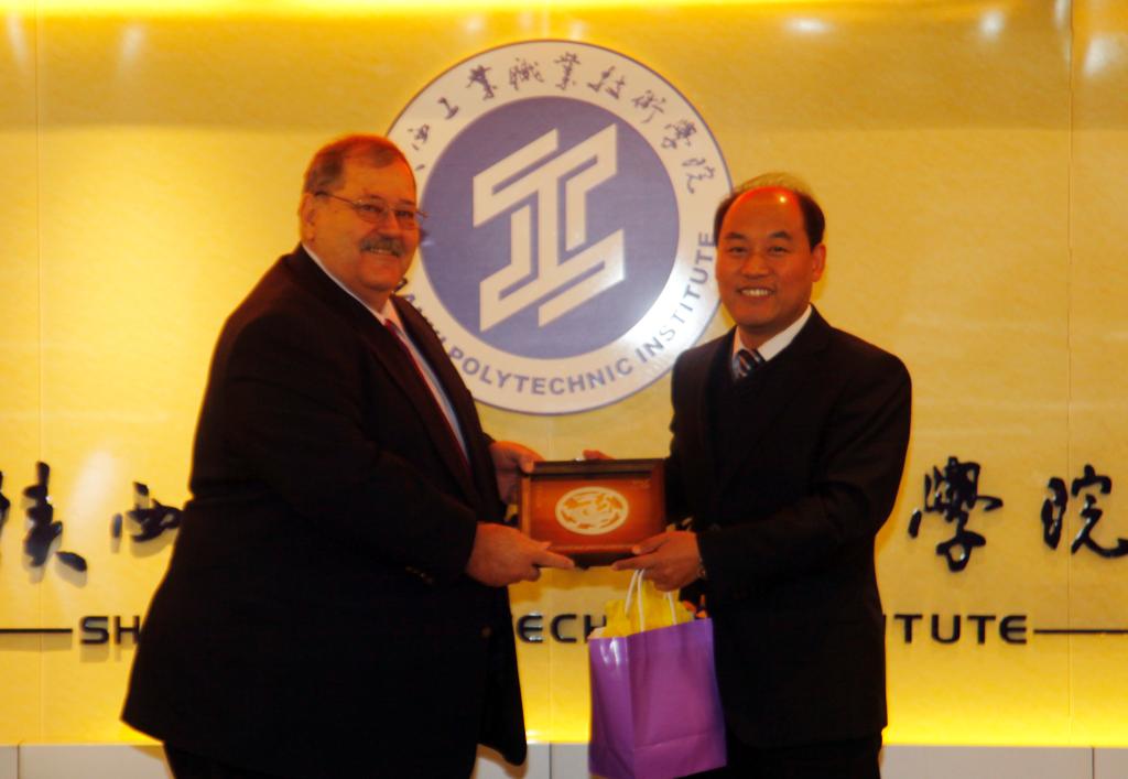 副院长梅创社与雷•迪茨博士合影