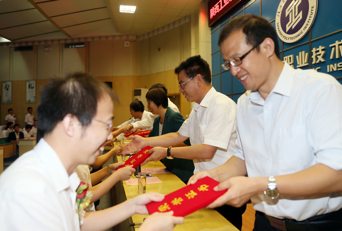 学院领导为受表彰的先进集体和个人颁奖