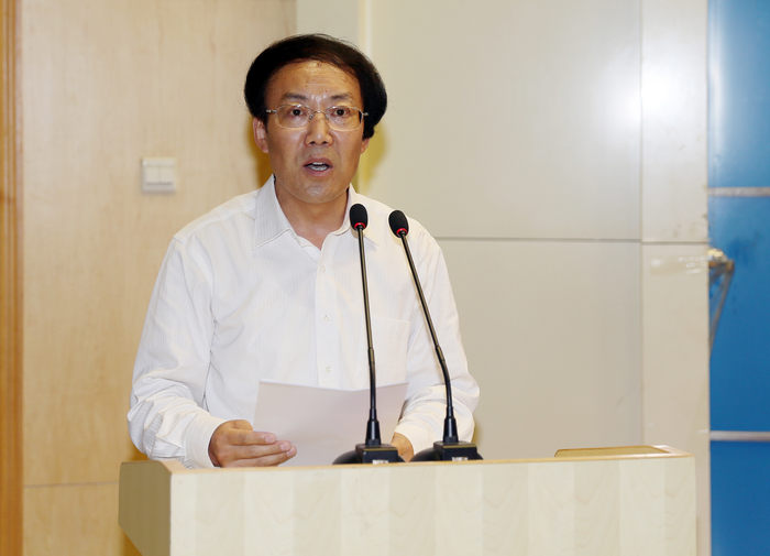 党委副书记王天哲宣读表彰名单