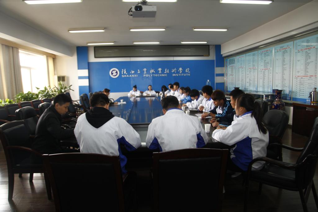 调研小组与学生代表座谈