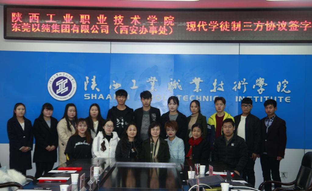 订单班师生合影留念