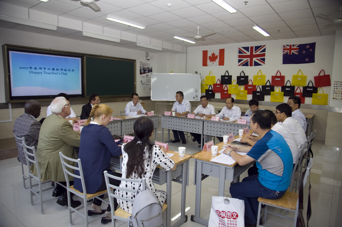 我院召开外籍教师座谈会