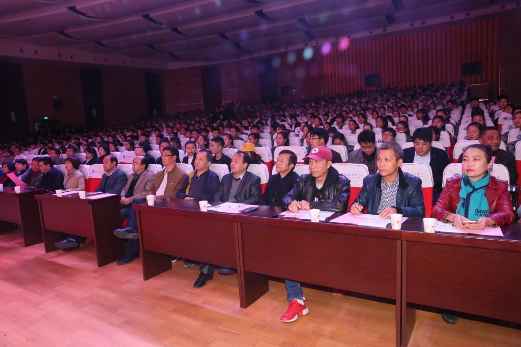 学院领导和2017级新生共同观看了比赛