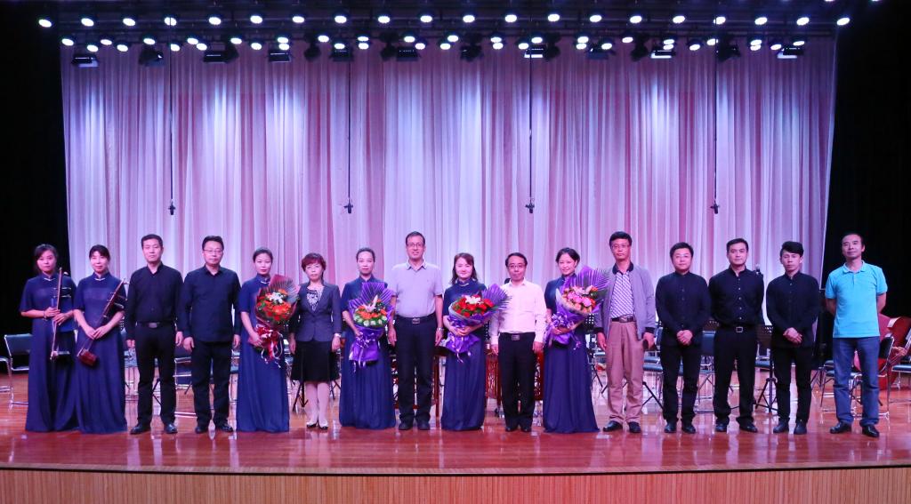 院领导与演职人员合影