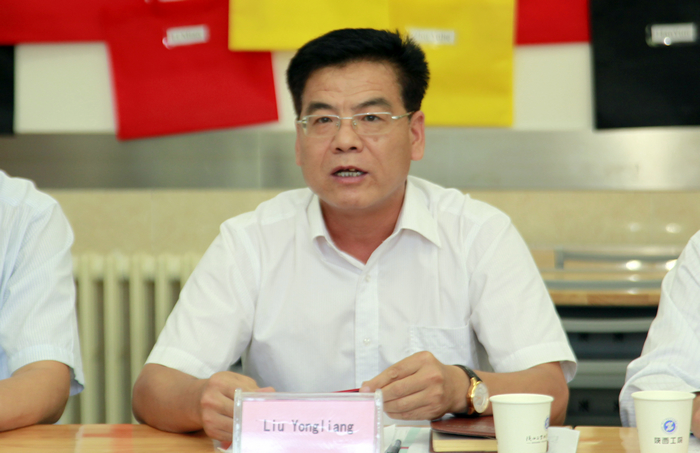 党委副书记、副院长刘永亮与我院外籍教师共庆佳节