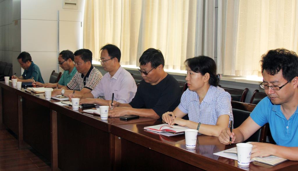 学院领导、党委中心组成员全程聆听报告