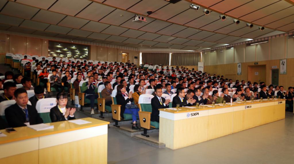 全国21支参赛队的领队、指导教师、选手,裁判员代表以及企业代表参加开赛式