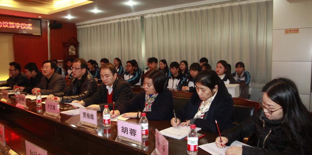 学院相关负责人、学徒班指导教师及学生代表参加会议