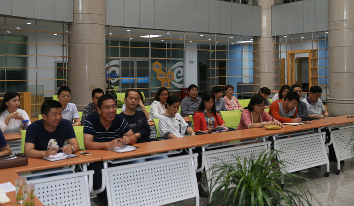 各二级学院(部)的50名教师代表参加座谈