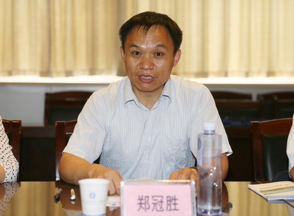 市文明办副主任郑冠胜主持会议