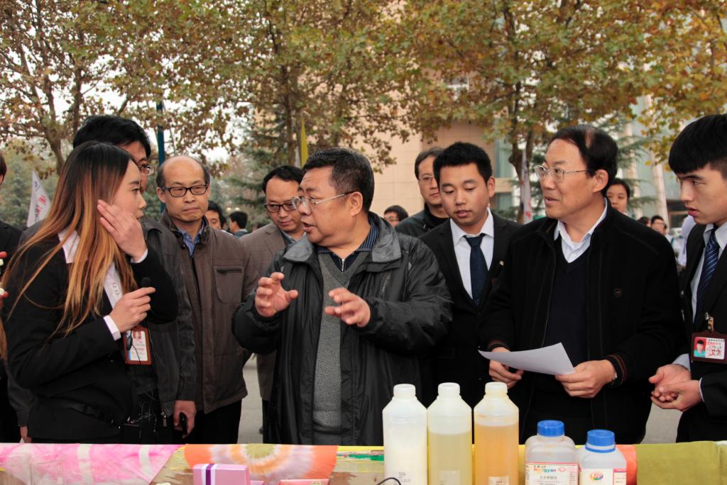 学院领导邓志辉、王天哲、王晓江与化学社负责同学亲切交流