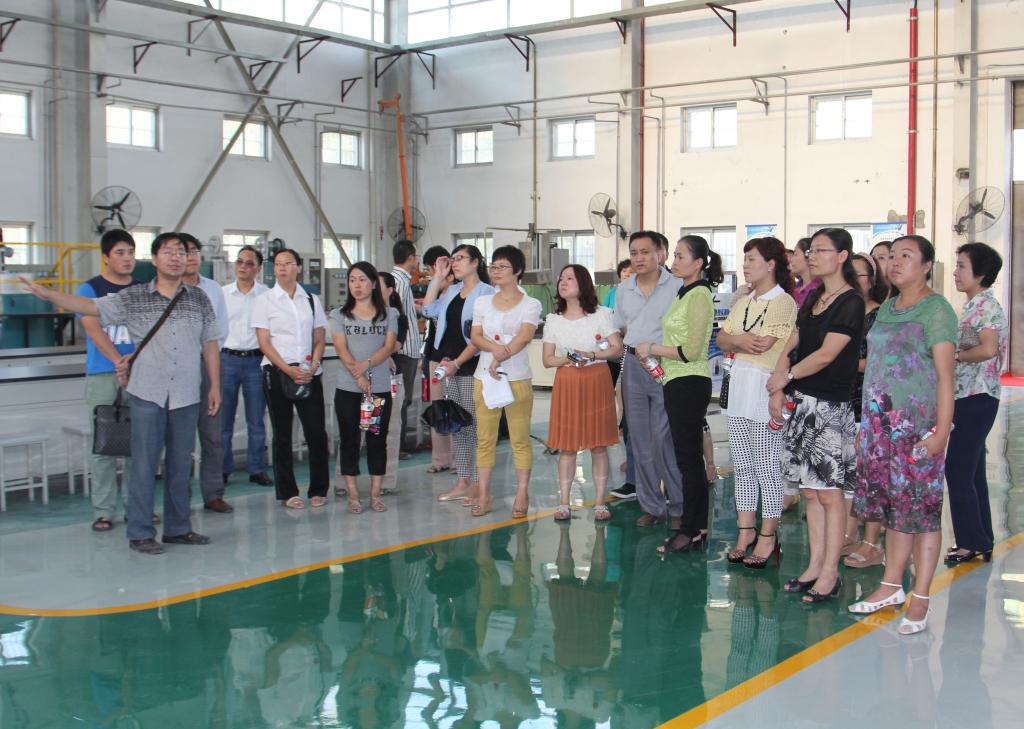 参观焊接实训室